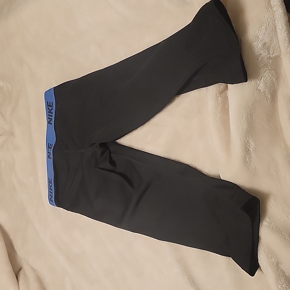 💥CLEAR OUT🎉Nike Pro Dri-Fit Capri Leggings - Picture 2 of 3